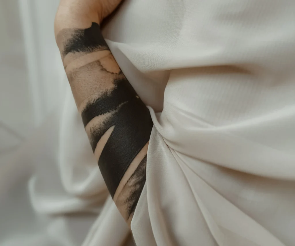 Abstract tattoo on an arm, made by Agnes Hayden, tattoo artist situated in her own tattoo studio in Linz.