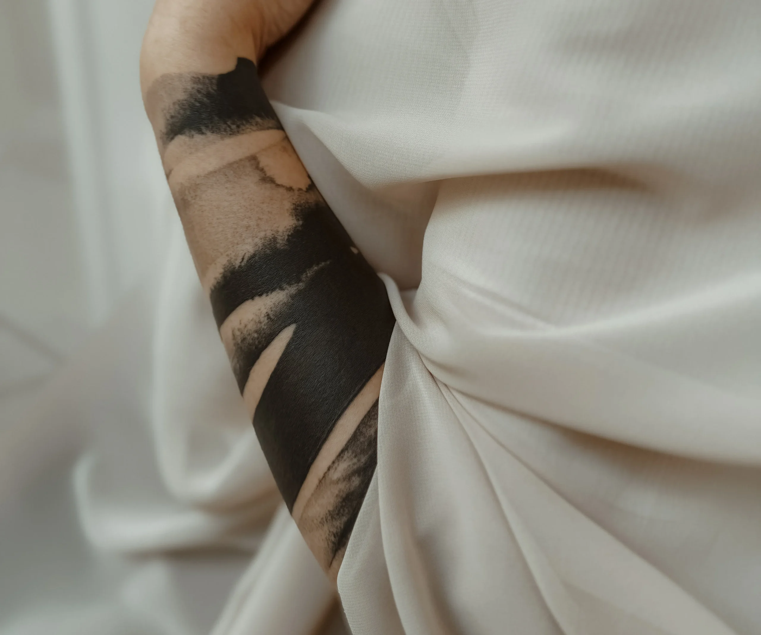 Abstract tattoo on an arm, made by Agnes Hayden, tattoo artist situated in her own tattoo studio in Linz.